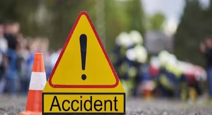 लातेहार में सड़क हादसे में बाइक सवार की मौत, गुस्साए लोगों ने किया हाइवा को आग के हवाले